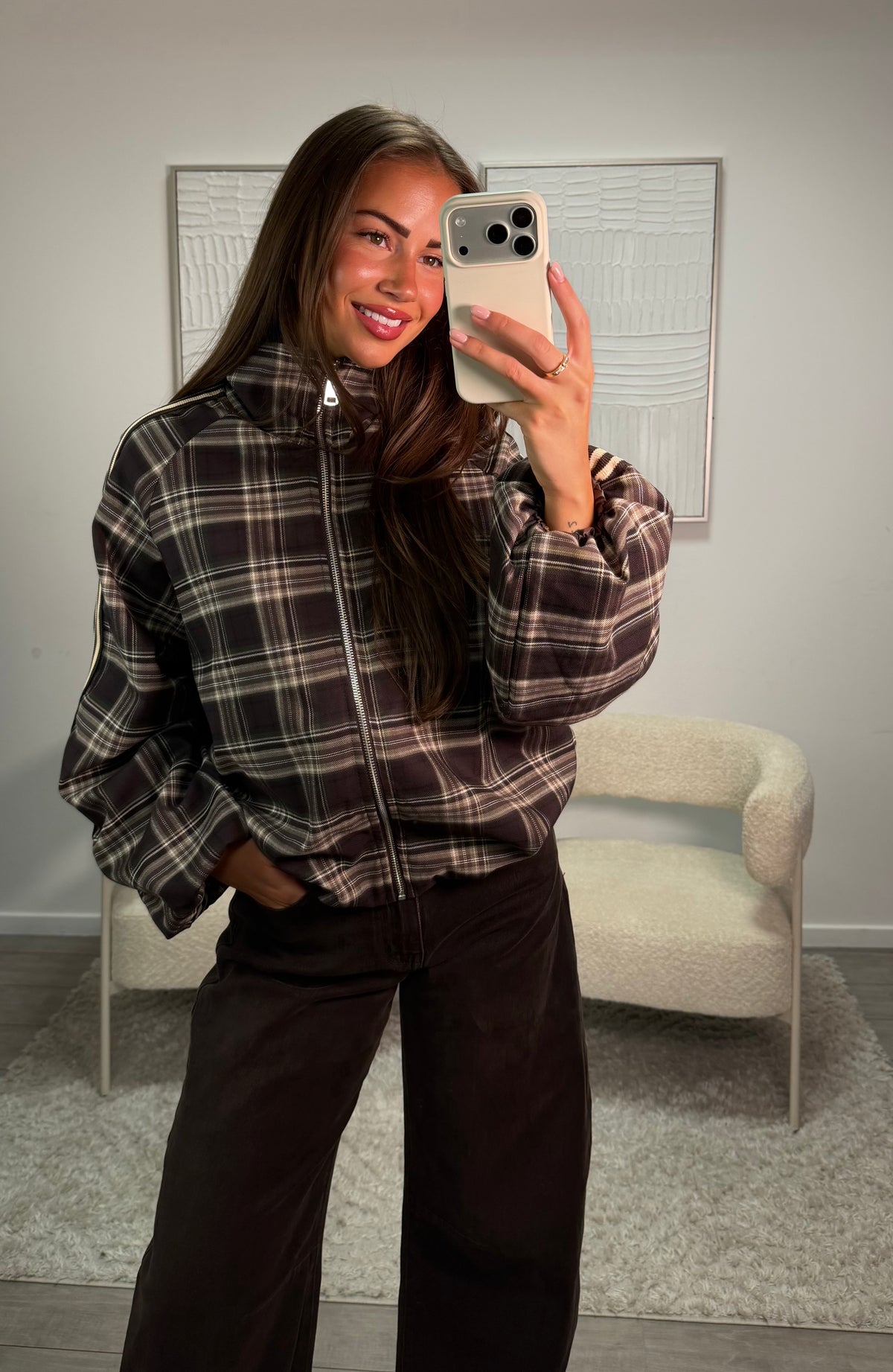 Millie Jas - Bruin
